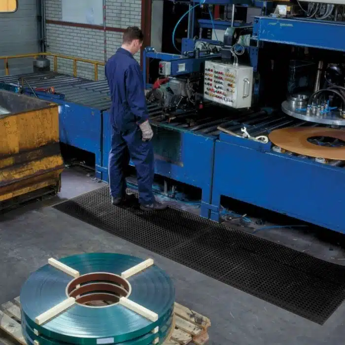 Tapete ergonômico antifadiga NR-17 STARMIX em uso em linha de produção industrial